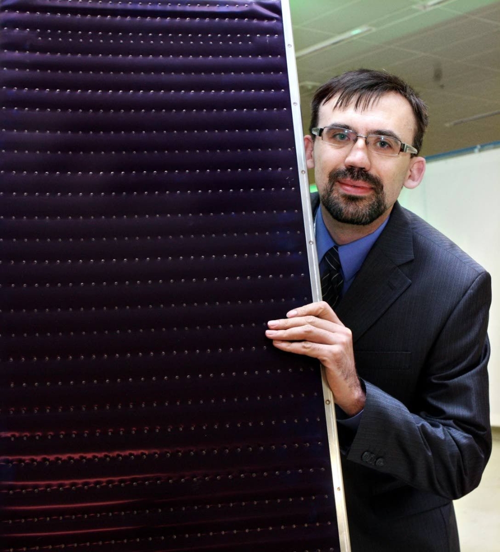 Toimitusjohtaja Anton Serbin esitteli Polarsolin kehittämiä aurinkokeräimiä lokakuussa 2011.
