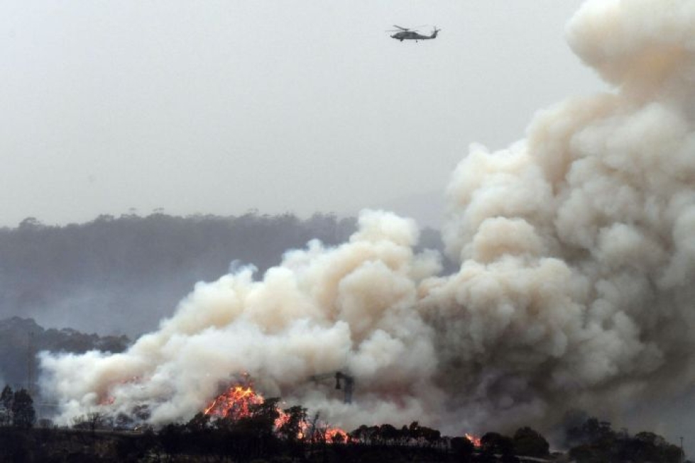 Australian kaakkoisosan metsäpalot nostavat merkittävästi maapallon ilmakehän hiilidioksiditasoja, Britannian ilmatieteen laitos sanoo. LEHTIKUVA / AFP