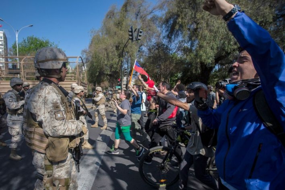 Mellakat Chilessä alkoivat loppuviikosta mielenosoituksina julkisen liikenteen hinnankorotuksia vastaan. LEHTIKUVA/AFP