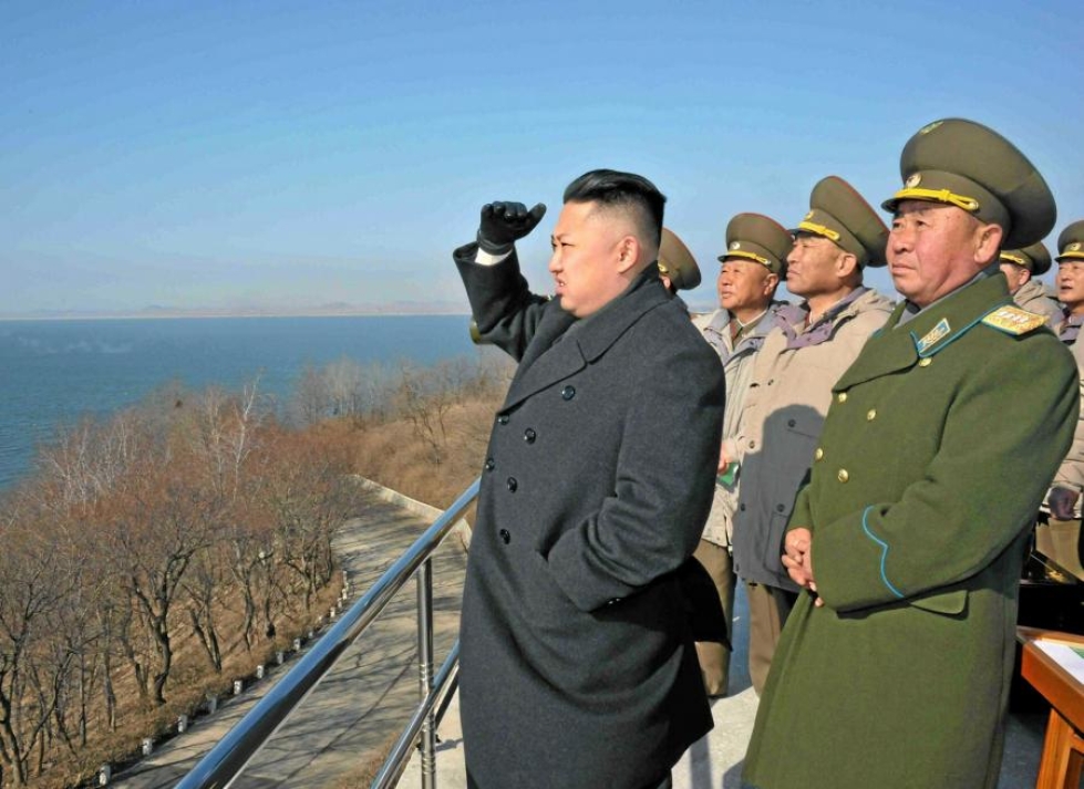 Pohjois-Korean johtaja Kim Jong Un on ollut seuraamassa armeijan sotaharjoituksia yhdessä muun johdon kanssa.