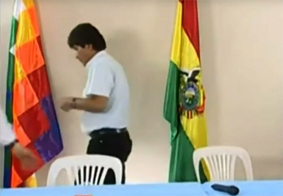 Evo Morales poistumassa tilaisuudesta, jossa hän ilmoitti erostaan. LEHTIKUVA / AFP
