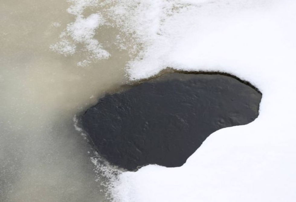 Pielisjoen jäälle ei ole enää asiaa ainakaan joen alajuoksulla. Isompia ja pienempiä sulapaikkoja on runsaasti.
