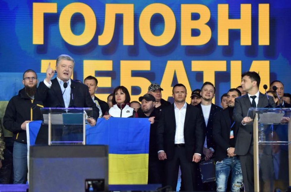 Istuva presidentti Petro Poroshenko (vas.) pyrkii päihittämään ennakkosuosikki Volodymyr Zelenskyn. LEHTIKUVA/AFP