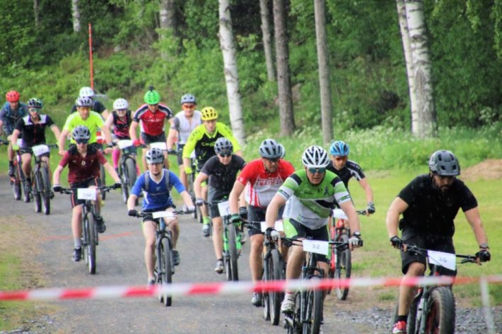 Tour de Karelianpolut viimeinen, Kiteen osakilpailu siirtymässä maastoon. "Peltsi" Peltola on punaisessa paidassaan kolmantena.