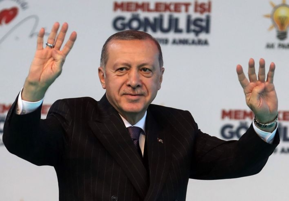 Turkin presidentti Recep Tayyip Erdogan kommentoi Syyria-yhteyksiä sanomalla, ettei yhteyksiä pidä katkaista kokonaan, vaikka joku olisikin vihollinen. LEHTIKUVA / AFP