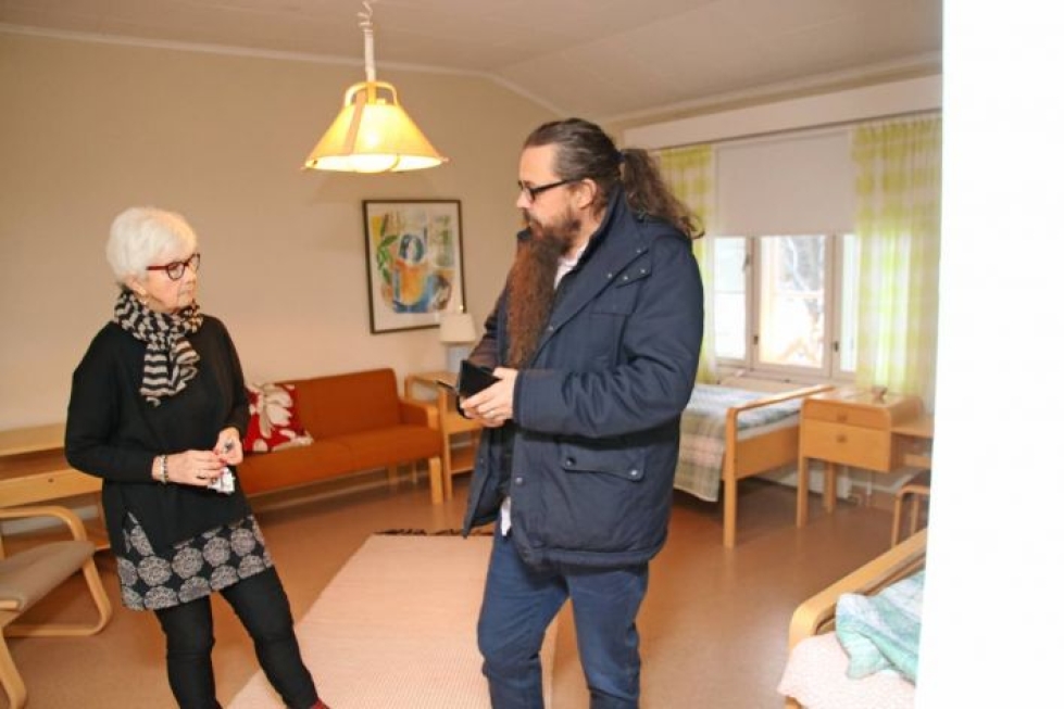 Sovintola-yhdistyksen puheenjohtaja Marjaleena Malinen ja Kiteen kulttuuriohjaaja Markus Pulkkinen suunnittelevat residenssitoiminnan aloittamista Sovintolan kahdessa asunnossa.