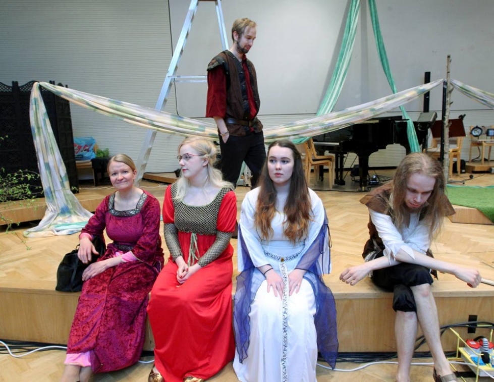 Etualan Tiina Mettola, Helena Mäntylä, Emma Mustaniemi ja Valtteri Himmanen sekä takana oleva Sami Ryynänen laulavat Aino-oopperan rooleissa.
