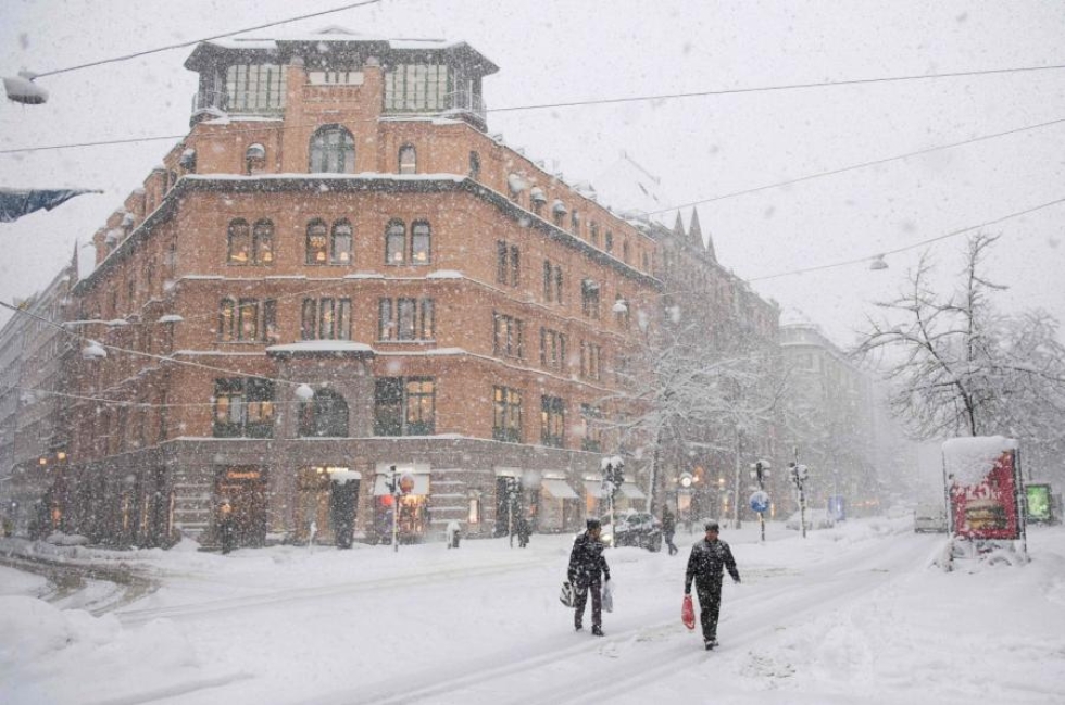 Tukholmassa on tupruttanut lunta ennätysmäisesti. Kuva eiliseltä. Lehtikuva/AFP