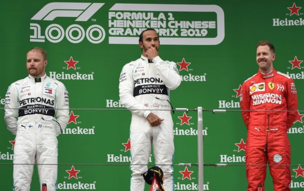 Viime huhtikuussa Shanghaissa palkintokorokkeelle ylsivät Valtteri Bottas, Lewis Hamilton ja Sebastian Vettel. Lehtikuva/AFP