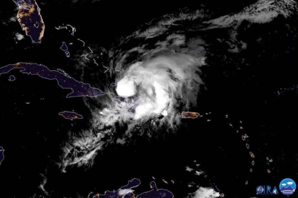 Isaias-hirmumyrskyn ennustetaan saapuvan lauantain vastaisena yönä Bahamalle, josta se jatkaa matkaansa kohti Floridaa. LEHTIKUVA / AFP