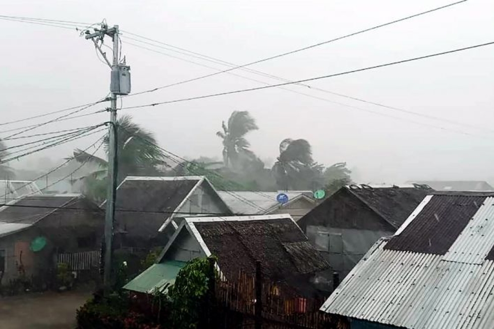 Myrskytuulet puhalsivat Filippiineillä maanantaina. Lehtikuva/AFP