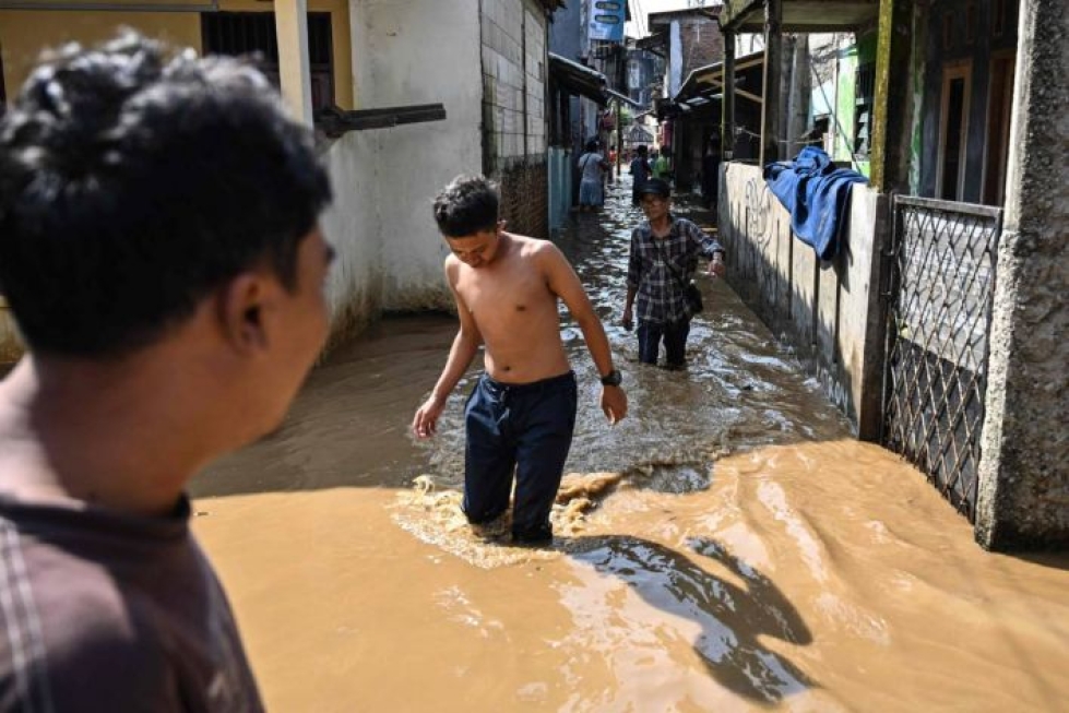 Jakarta kärsii jatkuvista tulvista. Ilmiötä pahentaa maan vajoaminen, joka taas johtuu pohjavesivarojen ylikäytöstä.