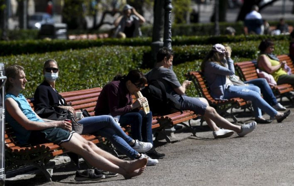 Lämpimästä säästä nautittiin lauantaina myös Esplanadin puistossa Helsingissä.  LEHTIKUVA / VESA MOILANEN