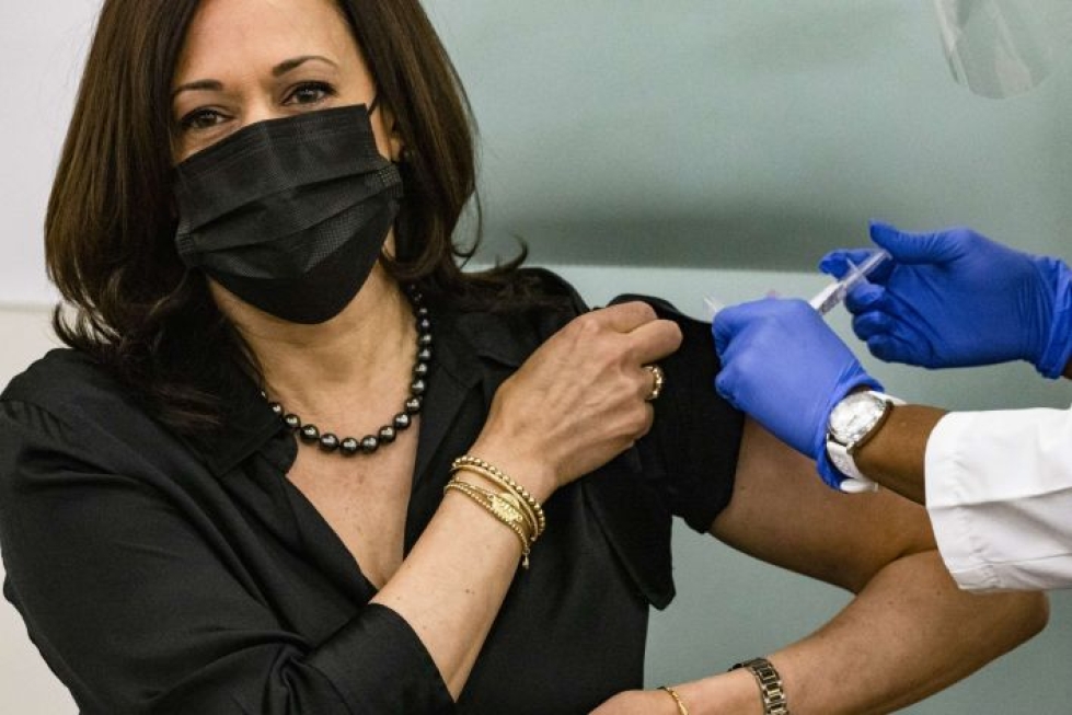 Yhdysvaltojen tuleva varapresidentti Kamala Harris sai rokotteen suorassa televisiolähetyksessä. LEHTIKUVA/AFP