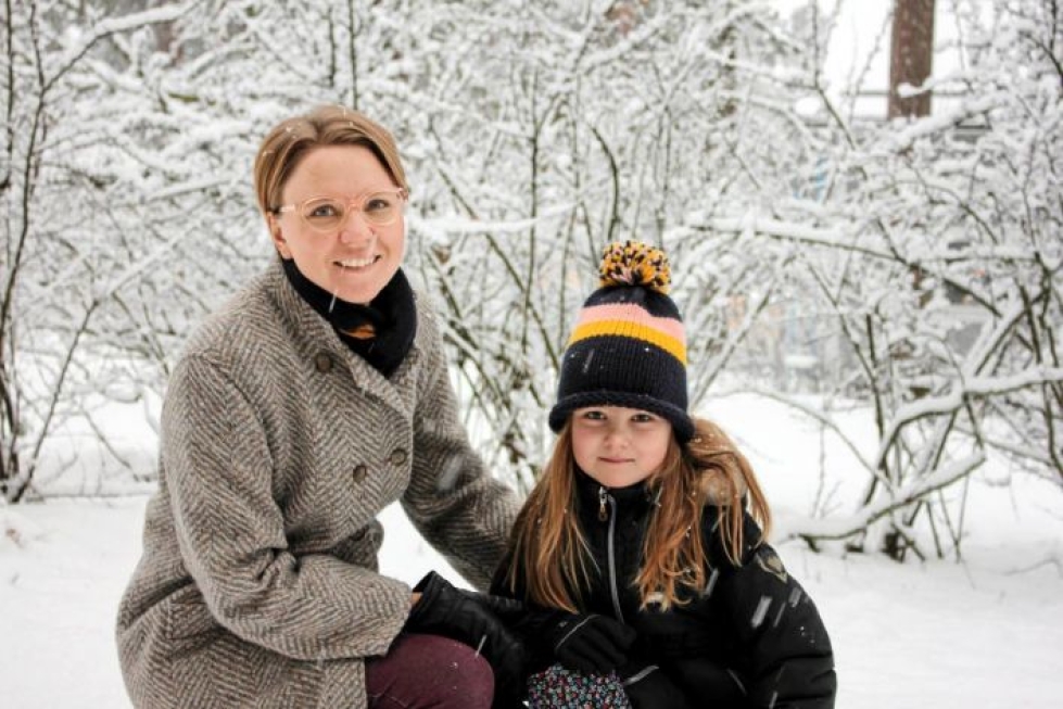 Raisa McNabin kuusivuotias Elsie-tytär aloitti koulunkäynnin Englannissa nelivuotiaana. Nyt hän on Suomessa esikoulussa.