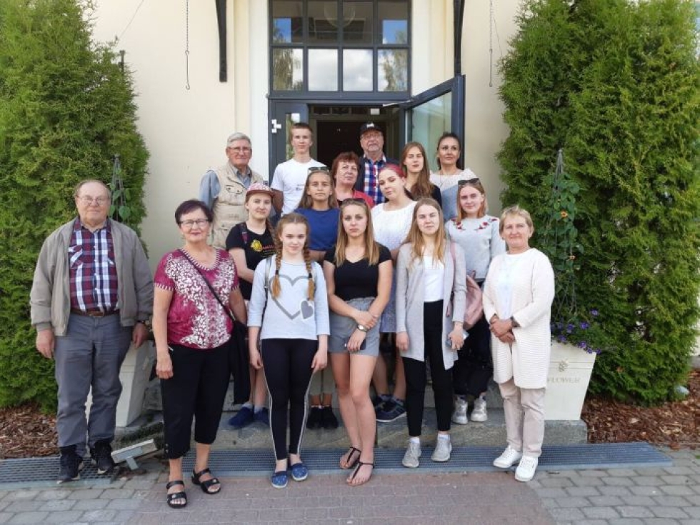 Ryhmäkuvassa venäläisten opiskelijoiden kanssa isännät ja opettajat perjantaina Hyvärilässä.