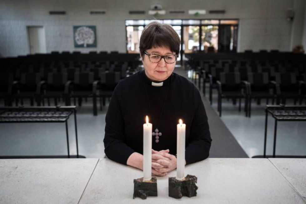 Kirkkoherra Jaana Marjanen muistuttaa, että jokainen siunaustilaisuus hoidetaan yhtä arvokkaasti, olipa paikalla saattojoukkoa tai ei.
