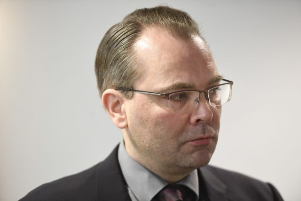 Puolustusministeri  Jussi Niinistö (sin.). LEHTIKUVA / HEIKKI SAUKKOMAA