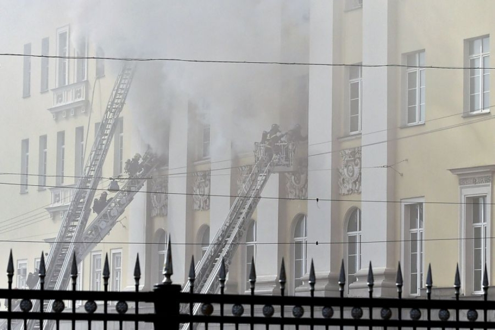 Palomiehet sammuttivat Venäjän puolustusministeriölle kuuluvaa rakennusta Moskovassa. LEHTIKUVA/AFP