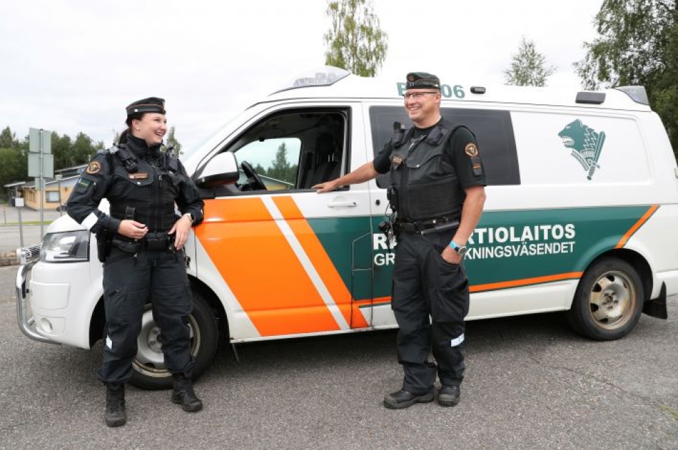 Nuorempi rajavartija Heidi Mustonen, 28, ja vanhempi rajavartija Tomi Strandman, 49, ovat viettäneet useampia työjaksoja Ruotsin ja Norjan rajalla.