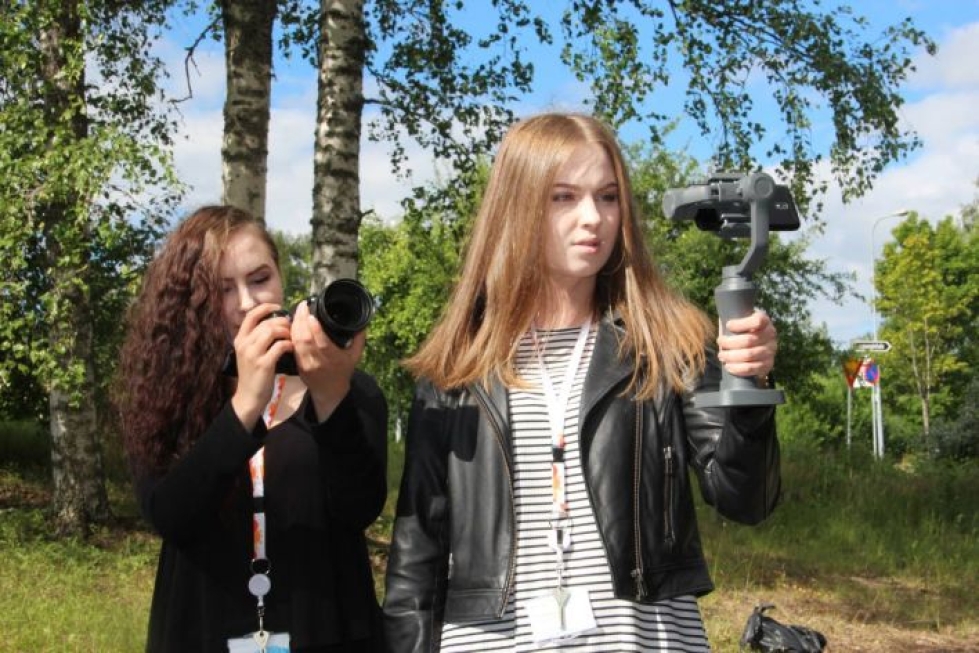 Roosa-Maria Ilvonen (vasemmalla) ja Pieta Pellikka ovat kiertäneet Kiteetä ja Kesälahtea kesäkuun ajan kamera tiukasti kädessä.