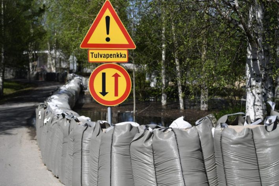 Tulvat voivat edelleen aiheuttaa rakennusvahinkoja Rovaniemen ja Kittilän seuduilla.  LEHTIKUVA / VESA MOILANEN