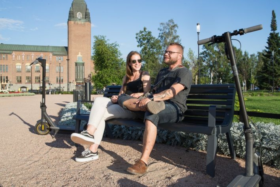 Laura Kyllönen ja Tuomo Koukku kertovat, että sähköpotkulaudoilla taittuvat vaivattomasti niin työ- kuin vapaa-ajankin matkat.