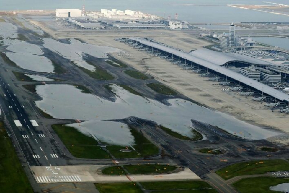Jebi-taifuuni nosti vettä lentokentälle Osakassa. LEHTIKUVA / AFP