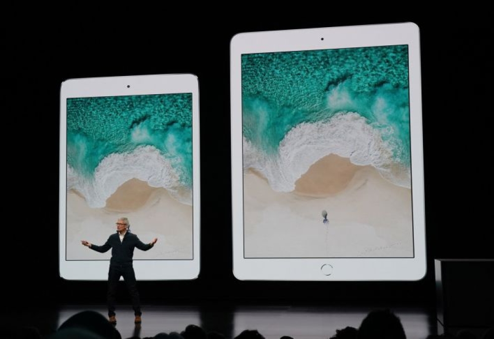 Applen toimitusjohtaja Tim Cook esitteli viime syksynä uusia iPadeja New Yorkissa. LEHTIKUVA/AFP