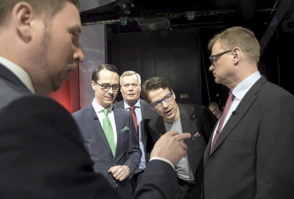 Puolueiden puheenjohtajat tapaavat toisiaan usein erilaisissa vaalitenteissä näinä aikoina. MTV3 lähetti viime viikolla kahdeksan puheenjohtajan vaalikeskustelun. Siihen osallistuivat muun muassa Paavo Arhinmäki (vas.), Carl Haglund (r.), Antti Rinne (sd.), Ville Niinistö (vihr.) ja Juha Sipilä (kesk.).