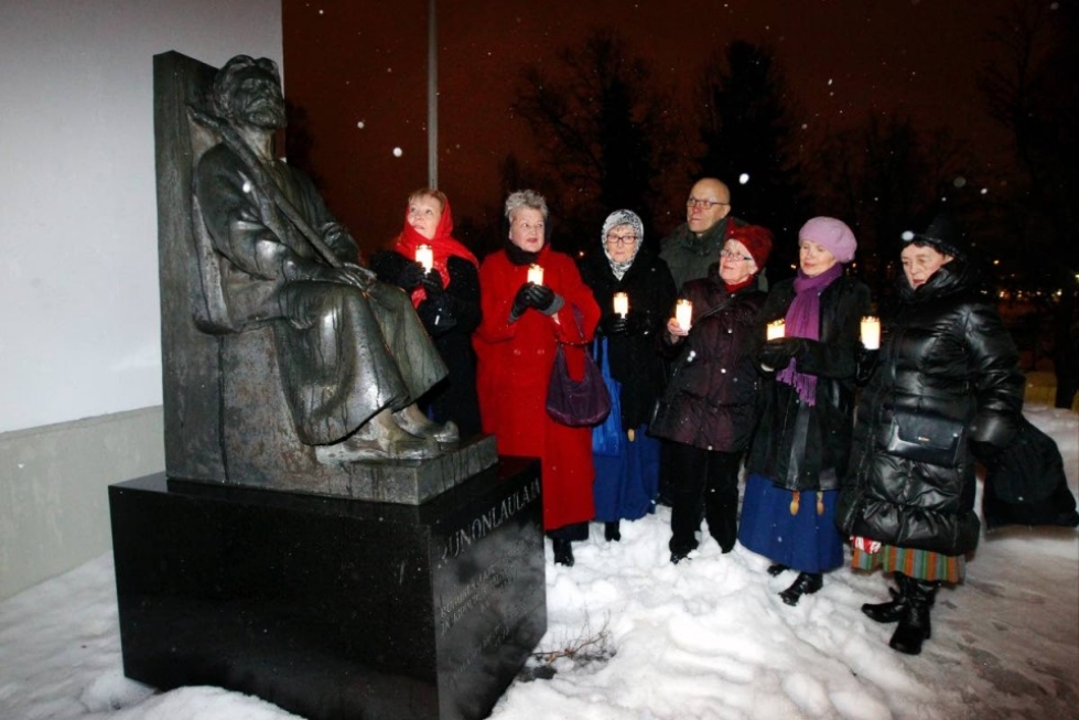 Joensuun Kalevalaiset Naiset toivat seminaarin päätteeksi kynttilöitä Kalevalan runoniekan, Miihkali Arhippaisen patsaalle Ilosaarelle.