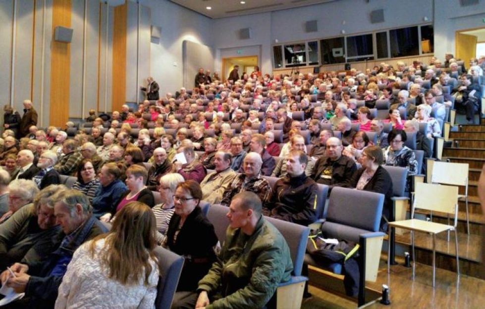 Jukolan Osuuskaupan kokous keräsi peräti 537 osallistujaa Nurmes-taloon. Kaikki eivät enää edes mahtuneet Hannikaisen saliin.