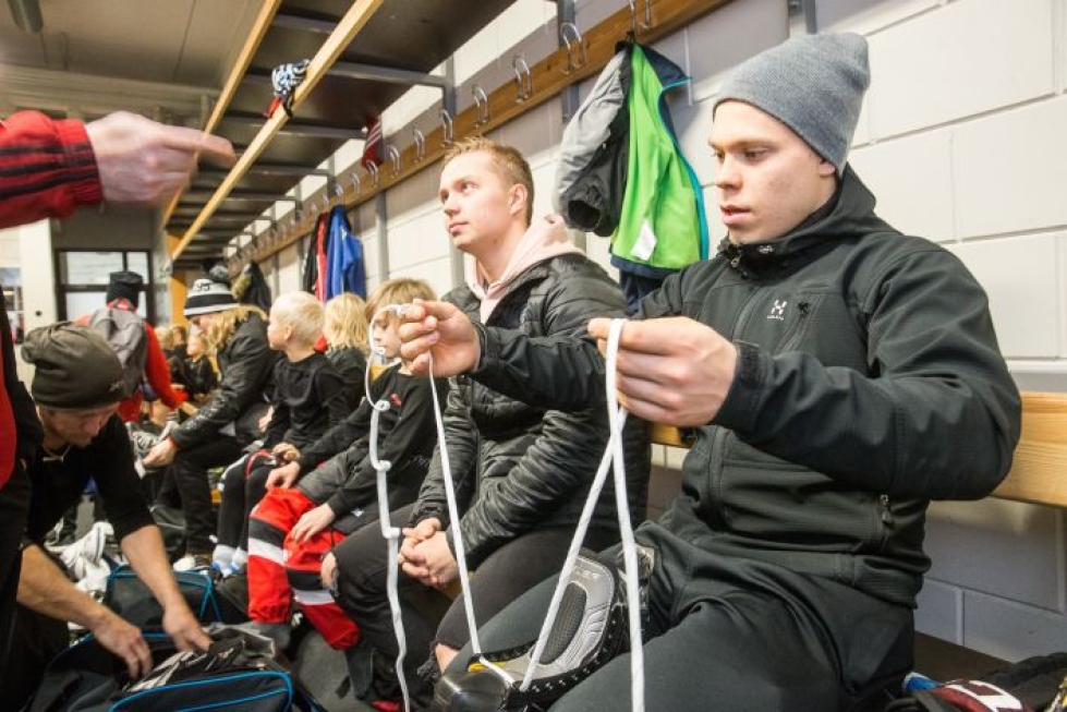 Petrus Palmu (oik.) ja toinen joensuulainen TPS-hyökkääjä Teemu Väyrynen vierailivat Jokipoikien juniorien harjoituksissa talvella.