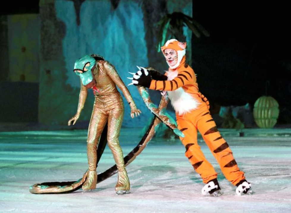Viivi Hyttinen esitti käärme Kaata ja Vilma Virnes tiikeri Shere Khania, kun Katajan taitoluistelijat toivat Viidakkokirja-tarinan Mehtimäen jäälle.