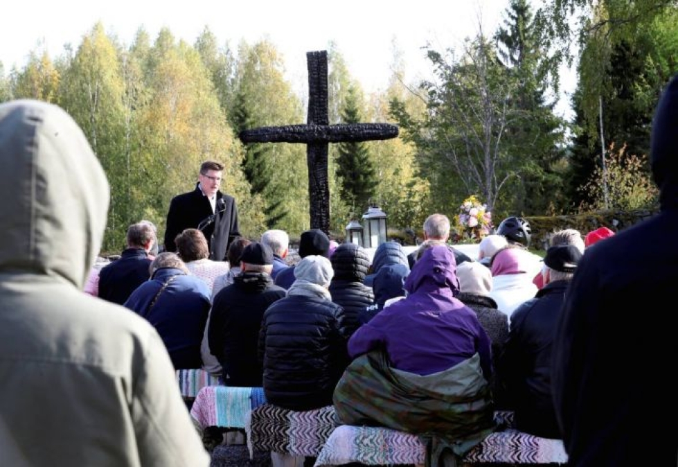 Runsas yleisö kuunteli pastori Jukka Erkkilää rukoushetkessä rauniokirkolla.