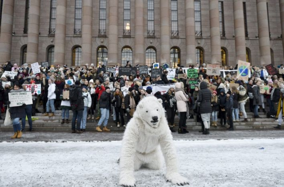 Koululaiset osoittivat mieltään ilmastonmuutosta vastaan eduskuntatalon edustalla Helsingissä 11. tammikuuta. LEHTIKUVA / Mesut Turan