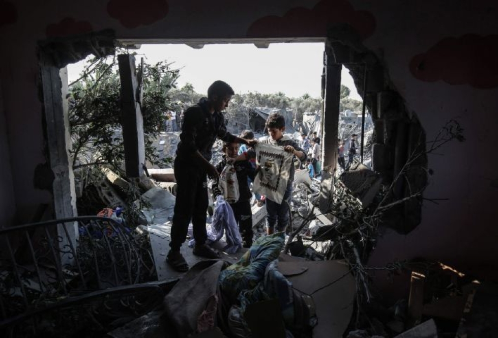 Palestiinalaiset tutkivat iskujen aiheuttamia tuhoja. LEHTIKUVA/AFP