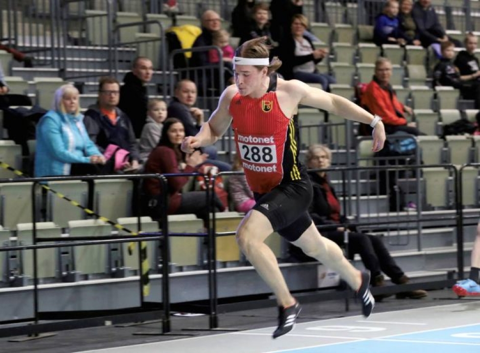 Santeri Örn pm-halleissa tammikuussa Joensuu areenassa 60 metrin maaliviivalla.