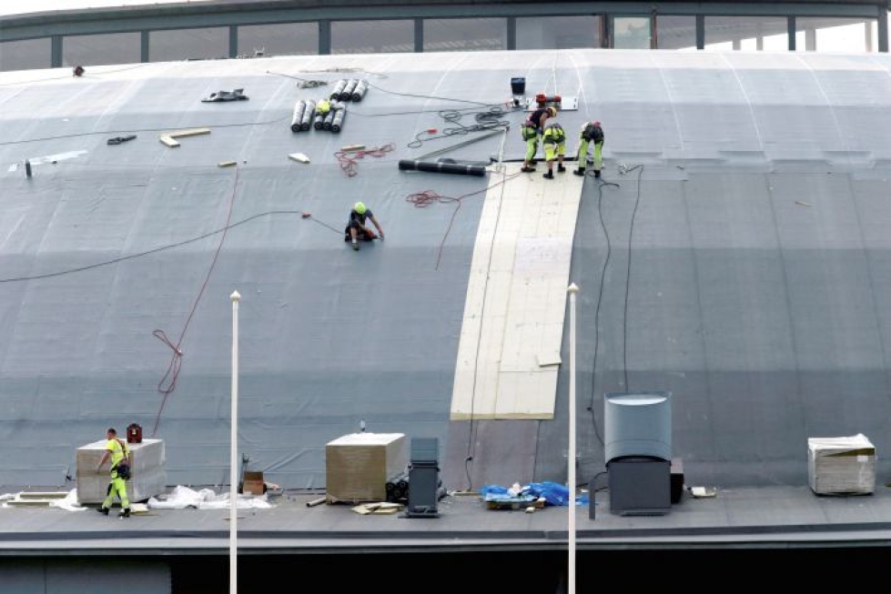 Joensuussa on saatu kesän ajan seurata hurjapäisiä virolaisia kattomiehiä, jotka ovat päällystäneet koko areenan katon aiempaa vahvemmalla, 1,6 millimetrin paksuisella PVC-muovikatteella.