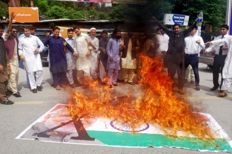 Mielenosoittajat polttivat Intian lipun ja maan pääministerin Narendra Modin valokuvan Pakistanin hallitsemassa Kashimirin osassa.  LEHTIKUVA / AFP