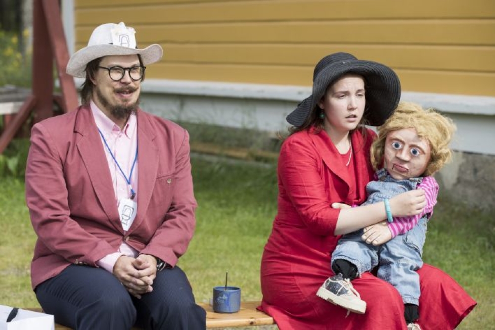 Vessa on tuollapäin -näytelmä lepää Toni Riihiluoman ja Helmi Linnosmaan näyttelijätyön varassa.
