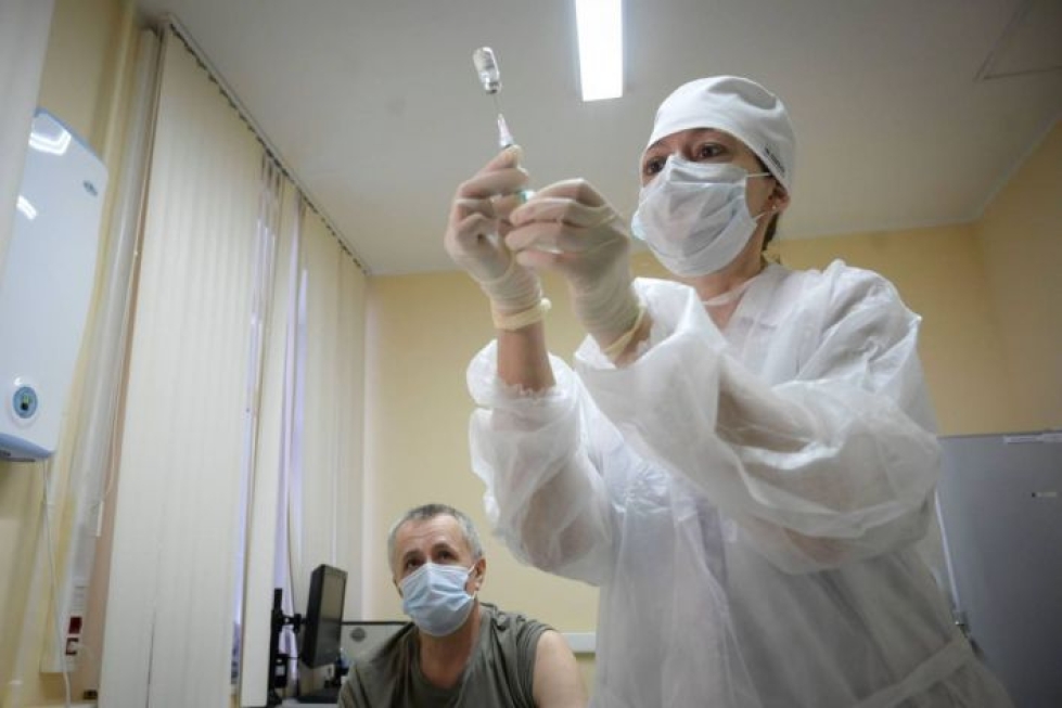 Hoitaja valmistautui Sputnik V -rokotteen antamiseen moskovalaisklinikalla viime viikolla.