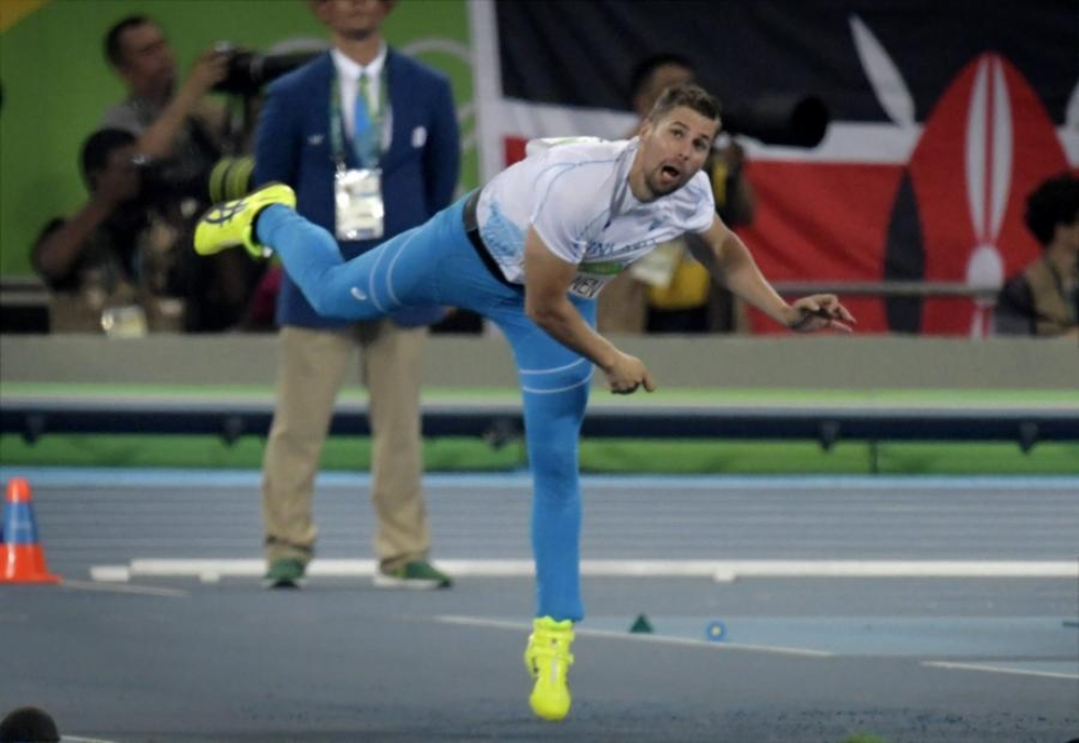Antti Ruuskanen selvitti karsintarajan ja heittää keihäsfinaalissa Rion olympiakentällä. LEHTIKUVA / ANTTI AIMO-KOIVISTO