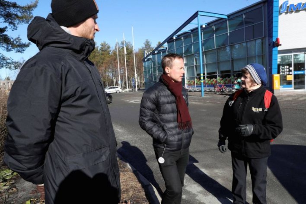 Antti Åke ja Timo Tahvanainen Jiposta kertoivat seuran tarjoamasta palvelusta Annikki Karhapäälle.