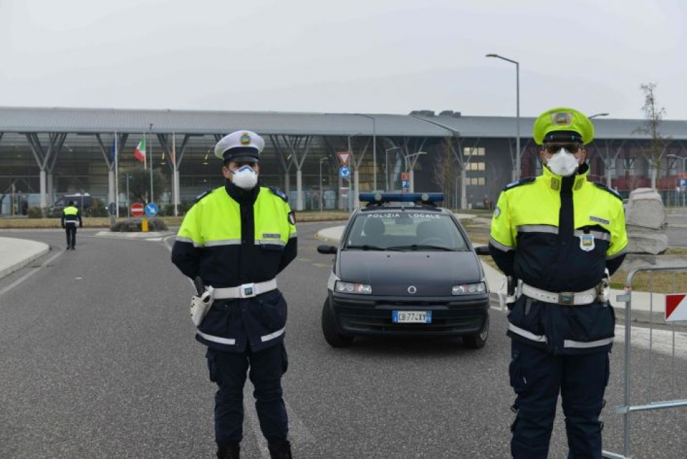 Poliisit estivät sisäänpääsyn sairaalaan Monselicessa lähellä Venetsiaa koronaviruksen leviämisalueella.  LEHTIKUVA/AFP