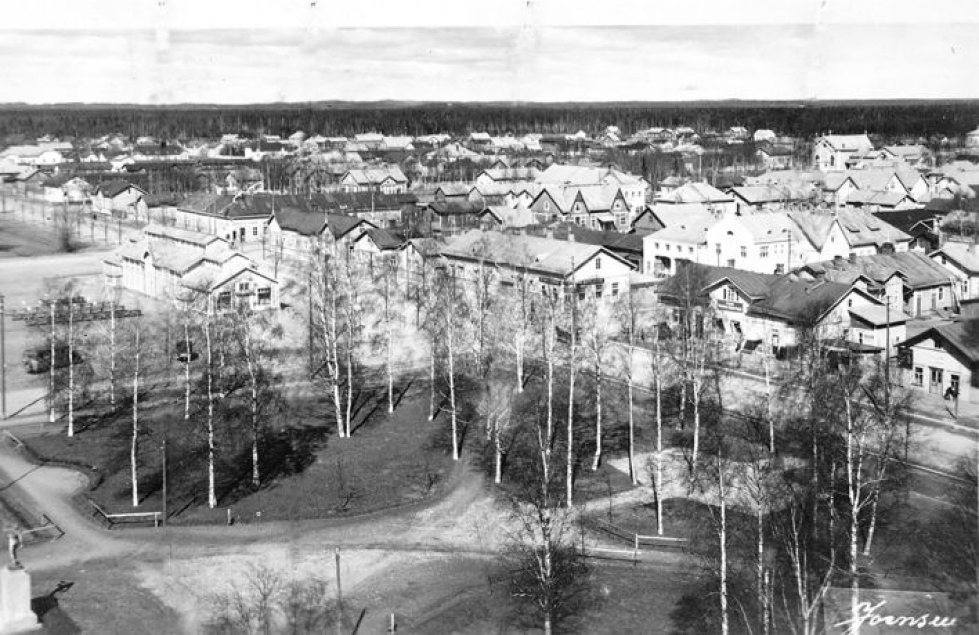 Kieltolain aikaan 1920-luvulla Joensuu oli pieni puukaupunki, missä kaikki tunsivat toisensa ja tiesivät hyvin, mistä pullon tarvittaessa sai. Kuvassa Joensuun pohjoispuolta 1930-luvulta kaupungintalon tornista katsottuna.