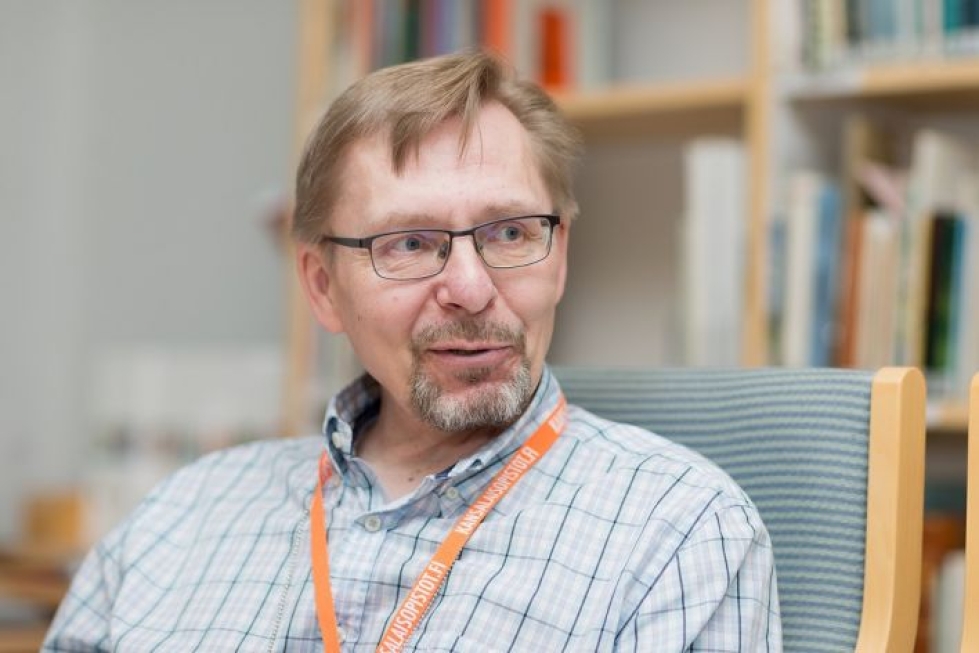 Jukka Sorjonen neuvoo ilomantsilaisia digiasioissa kirjastolla kerran viikossa. Syksyllä digineuvonta laajenee myös kylille.