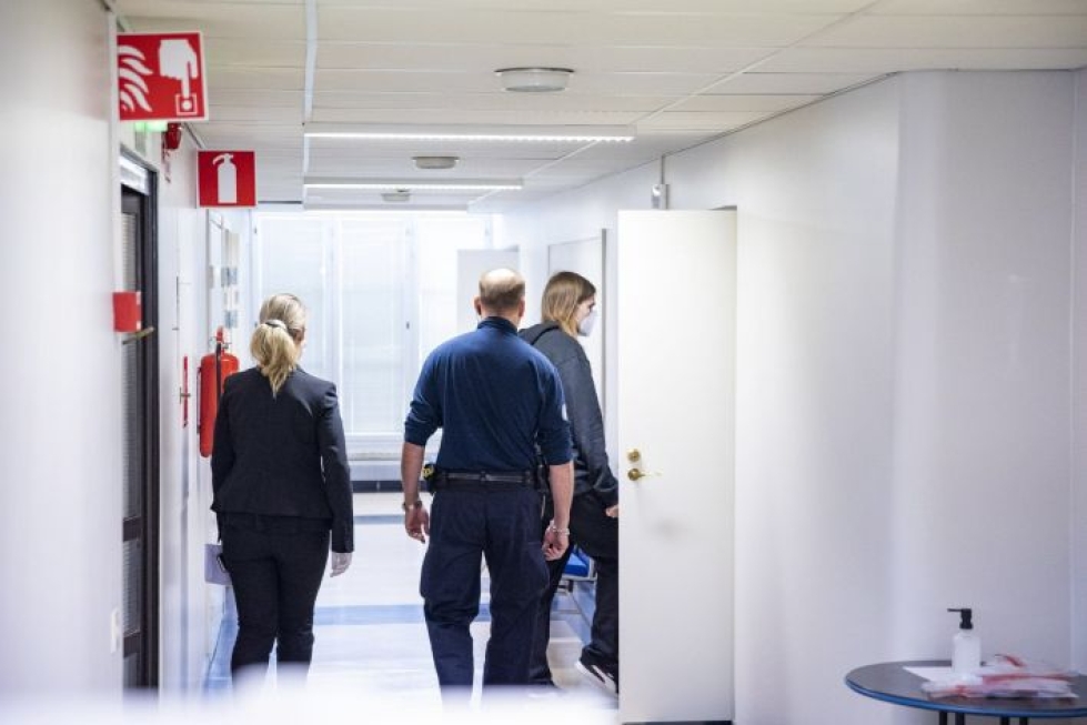 Kuopion kouluhyökkääjä menossa istuntosaliin oikeudenkäynnin alkamispäivänä Pohjois-Savon käräjäoikeudessa 8. syyskuuta. Lehtikuva / Akseli Muraja