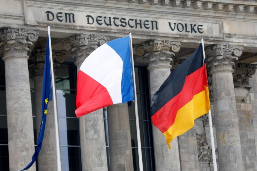 EU:n, Ranskan ja Saksan liput liehuivat vuosi sitten Saksan parlamenttitalon edustalla Berliinissä. LEHTIKUVA/AFP