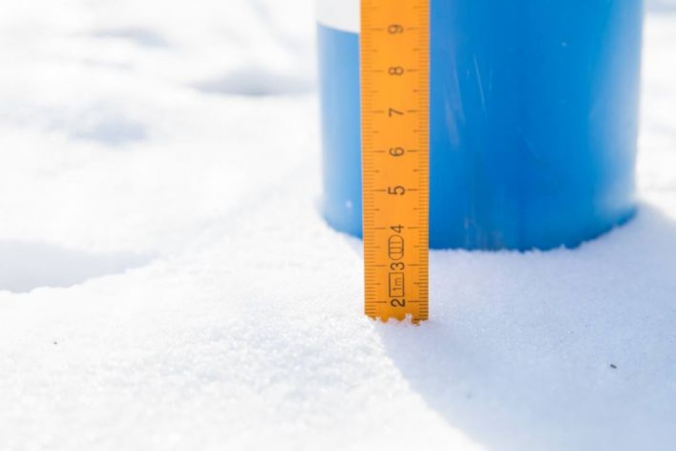 Lunta oli torstaina pihamaalla Joensuun Otsolassa 1,5 senttiä.
